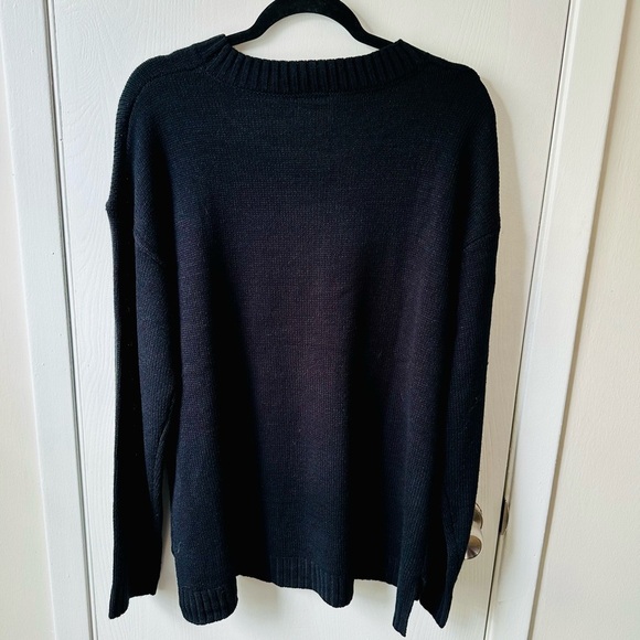 Wallpapher Black and White Crewneck Sweater Skull Design - Picture 10 of 11